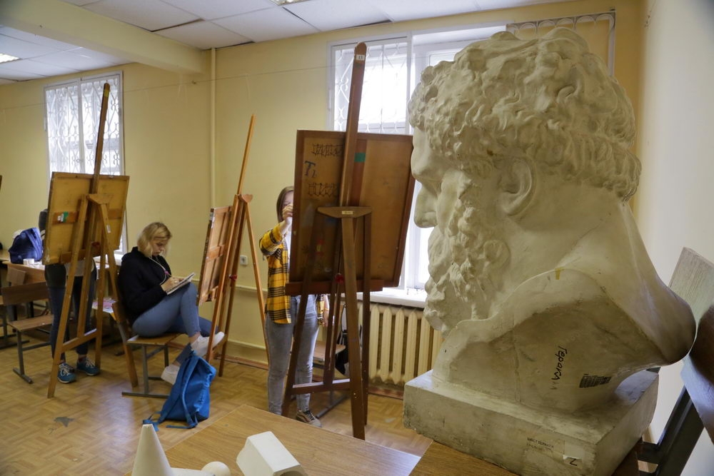 Абитуриенты ТулГУ рисуют экзамены