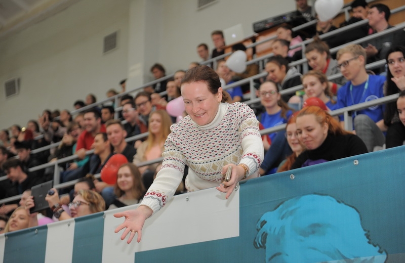 Помогают помогать