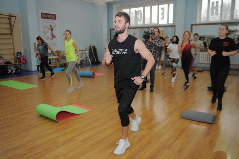 Помогают помогать