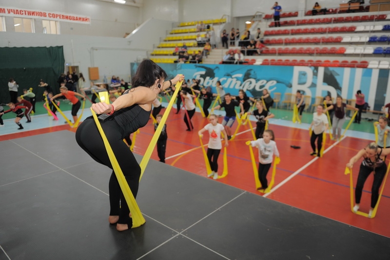 Помогают помогать