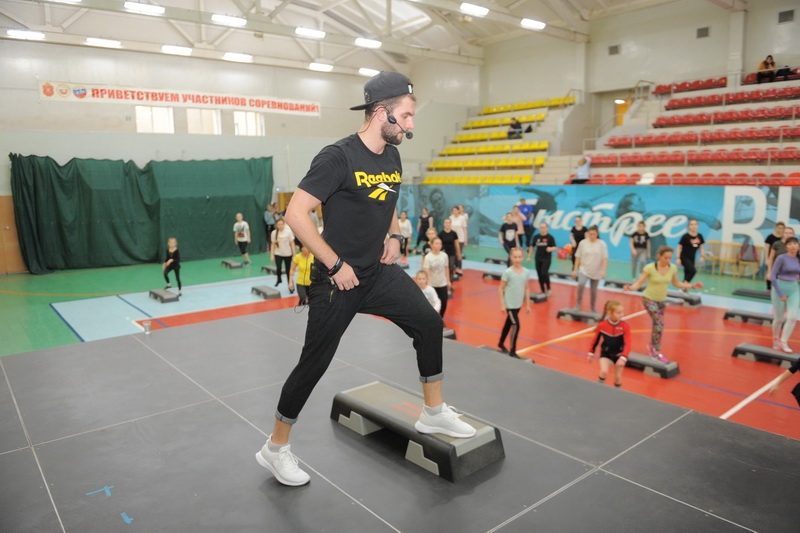 Помогают помогать