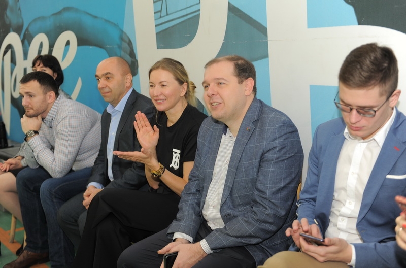 Помогают помогать