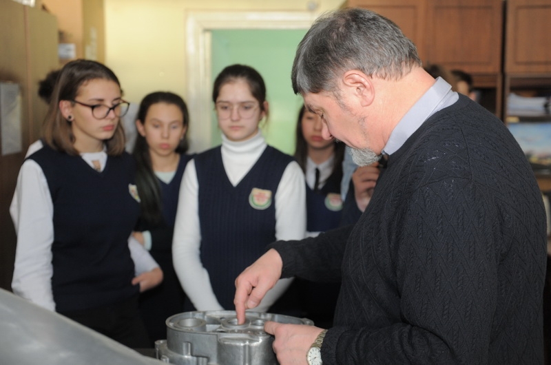  С микронной точностью