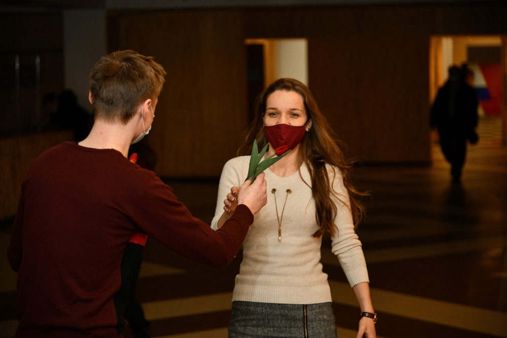 Женщинам — тюльпаны