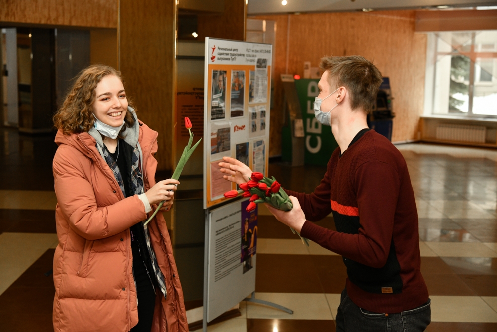 Женщинам — тюльпаны