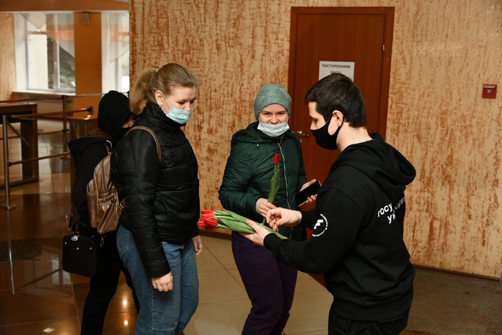 Женщинам — тюльпаны