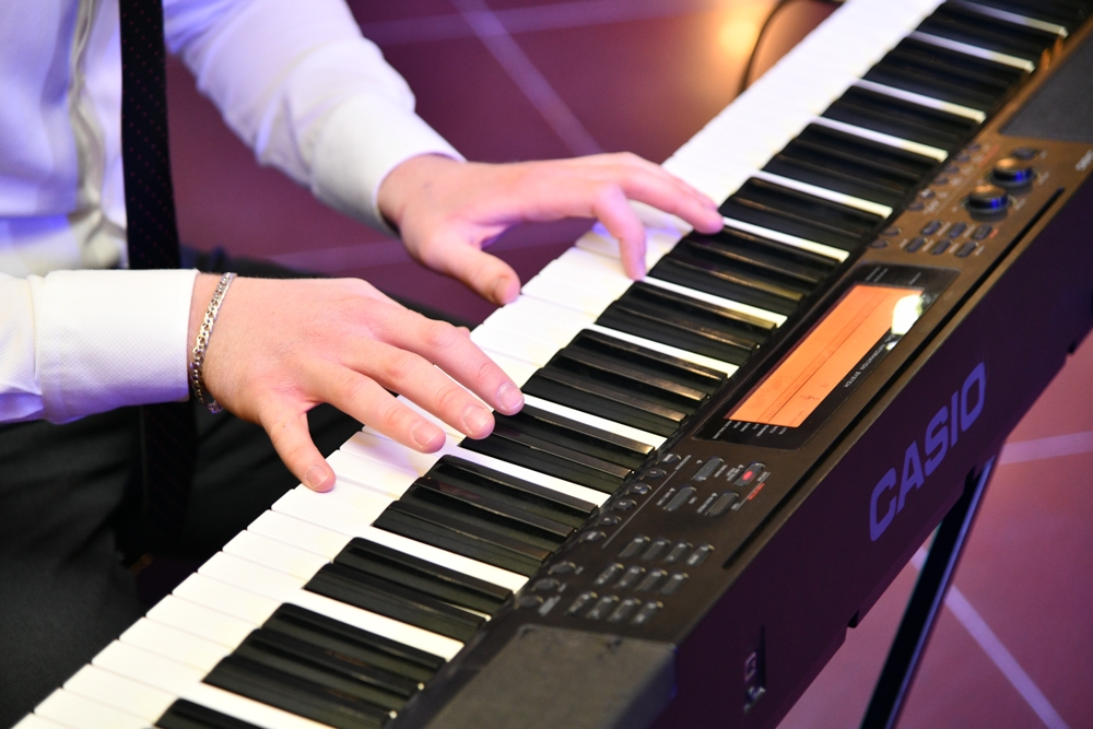 Женщинам — тюльпаны