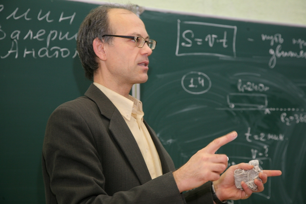 Физику знаешь — горизонты жизни раздвигаешь!